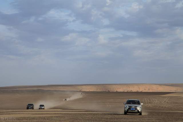 库木塔格沙漠 城市中的沙漠