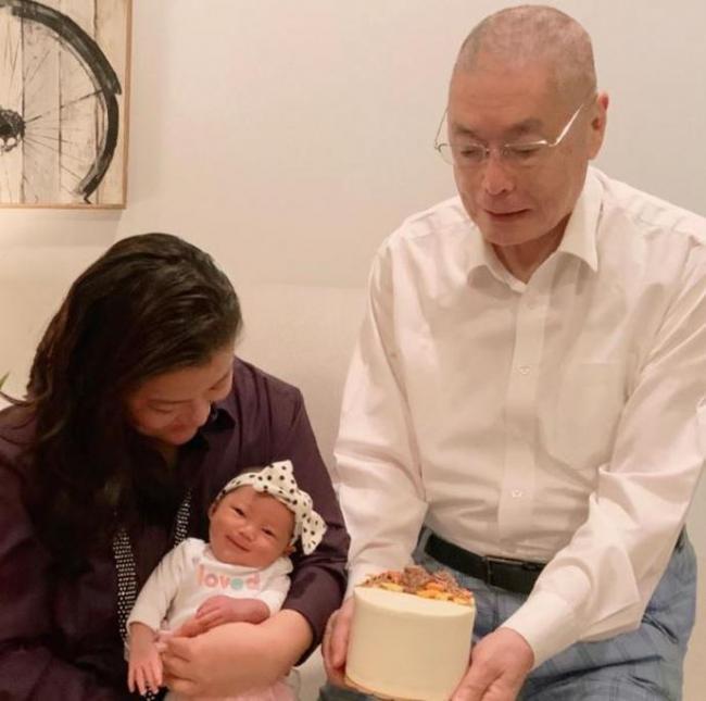 82岁刘诗昆与7个月女儿共度首个父亲节
