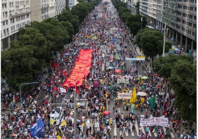 巴西逾50万人染疫亡排全球第二 民众上街抗议