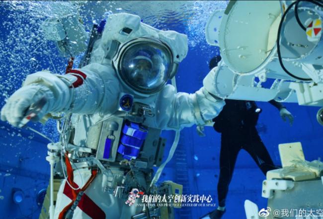 航天员水下训练影像曝光 怎样制造失重环境