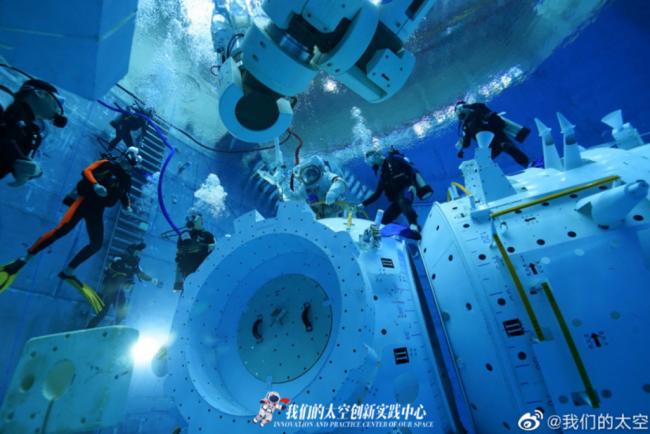 航天员水下训练影像曝光 怎样制造失重环境