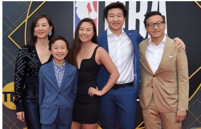 NBA罕见华裔老板娘，快60岁还这么美