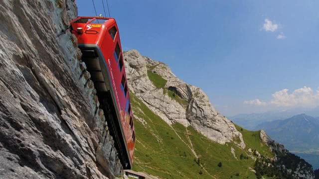 世界上最陡峭的铁路 车身的一半在悬崖外