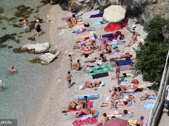克罗地亚海滩风景绝美 游客游泳晒太阳惬意十足