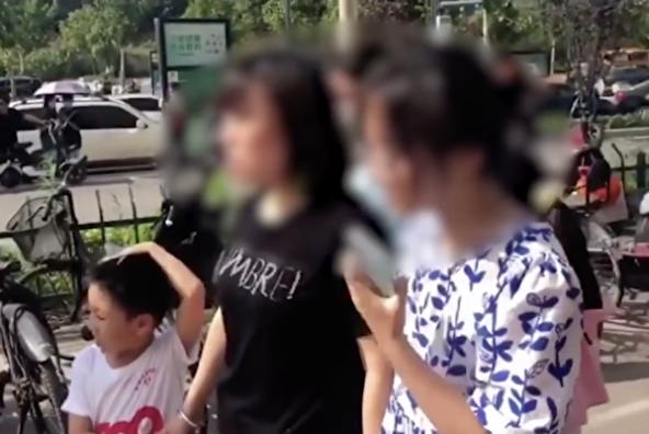 视频：郑州地铁幸存者现身 曝光生死时刻真相