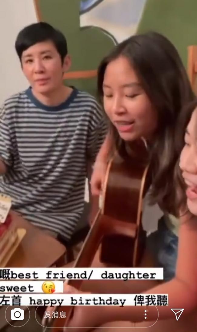 吴君如晒一家人为自己庆生，女儿弹吉他唱歌