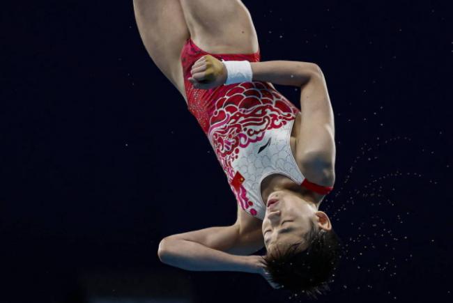 14岁天才少女震惊世界 3跳满分打破奥运纪录摘金