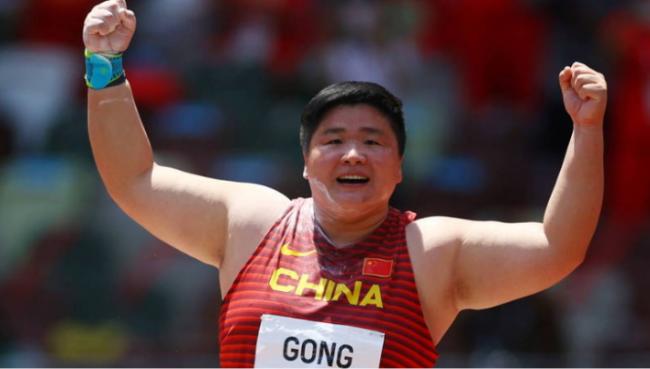 央视记者采访铅球金牌选手 中国网友坐不住了