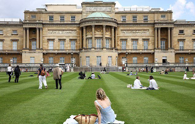 英国白金汉宫后花园开放 游客去过之后吐槽