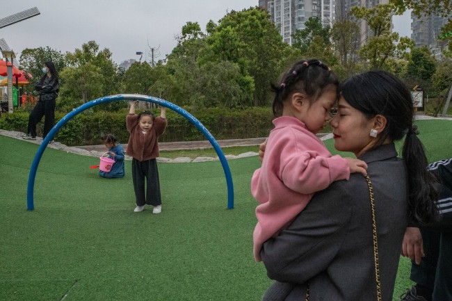 中国通过三孩政策 总和生育率跌破国际警戒线