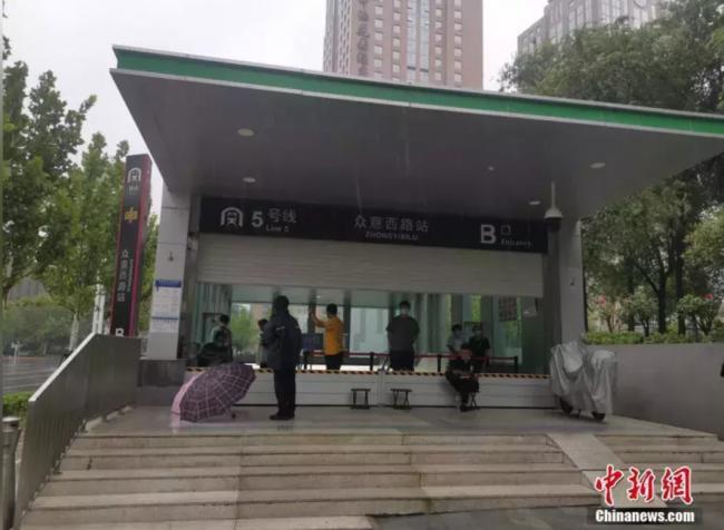 真怕了：红色预警后 郑州公交全停运 地铁封闭