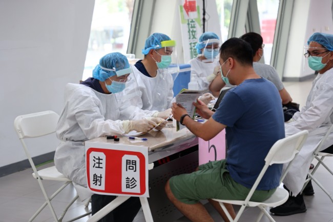 台湾自产高端疫苗开打 CNN却曝坚持清零将被孤立