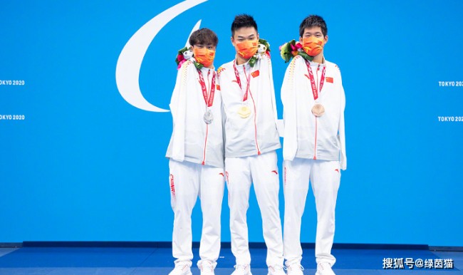 中国无臂泳将残奥夺四金 拼搏与坚韧感动世界