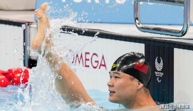 中国无臂泳将残奥夺四金 拼搏与坚韧感动世界