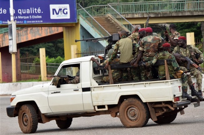 几内亚疑爆发军事政变 联合国谴责吁释放总统