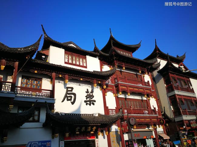 上海“城隍庙”位于繁华市中心 游人如织