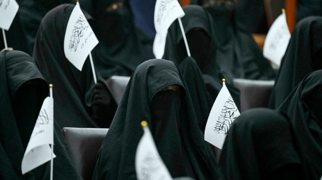 9.11喀布尔惊现数百罩袍蒙面女 集会支持塔利班