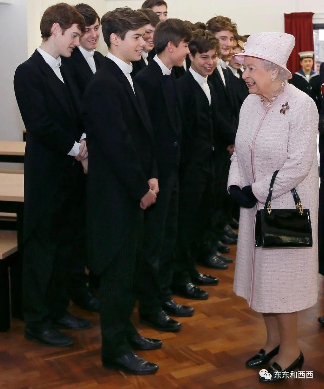 英国王室出了个英俊小哥,女王希望他顶哈里的缺?