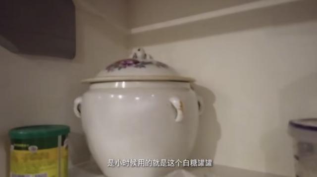火了15年的李宇春 节目中公开自己的家现在单身