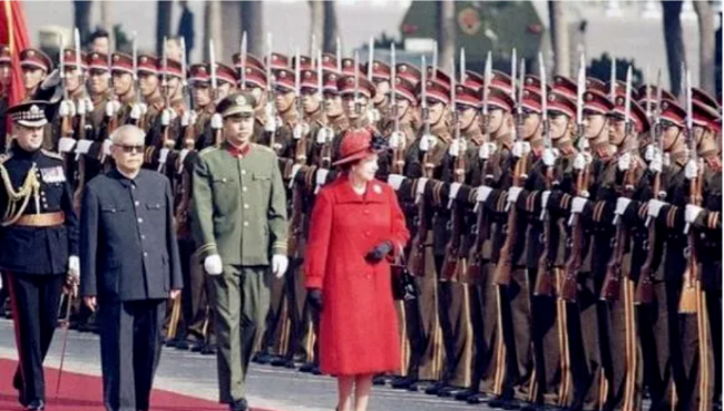 35年前，一位盲人来到上海外办：英国女王要见我