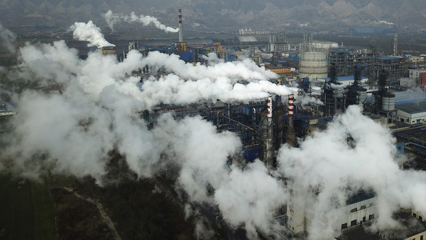 中国山西一家煤炭加工厂冒出的烟雾和蒸汽（美联社）