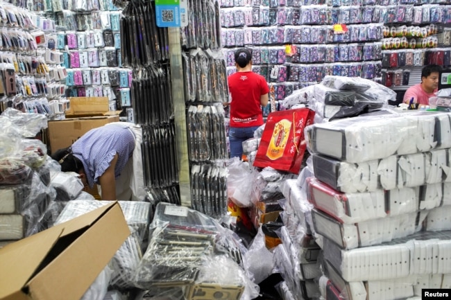 中国广东深圳在华强北商业街区工人们在一家商店工作。（2019年9月6日）