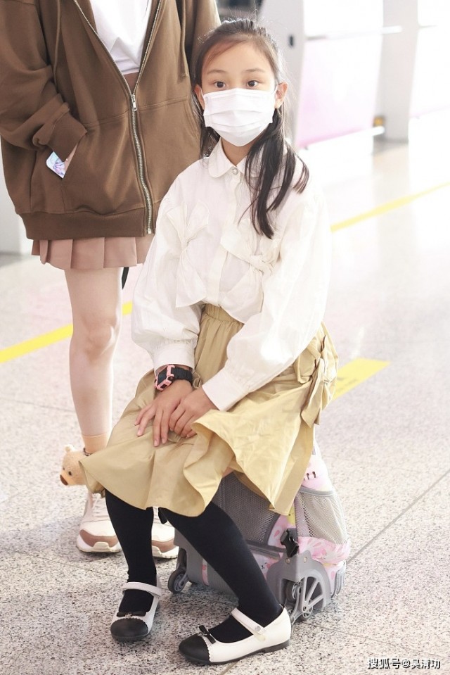 李小璐带女儿现身机场 甜馨长得像贾乃亮