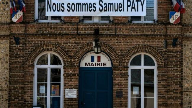 法国老师帕蒂遇难一周年 高规格祭悼 争议仍在