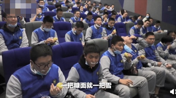 郑州学校组织500学生看《长津湖》吃冻土豆炒面
