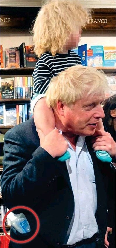 英首相鲍里斯肩扛儿口袋藏奶瓶 萌爸形象获好评