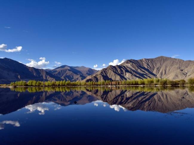 西藏拉萨河谷秋景如画 河水倒影宛如天空之镜