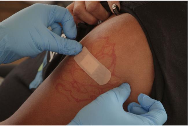 FDA批准Moderna和强生的新冠疫苗加强针