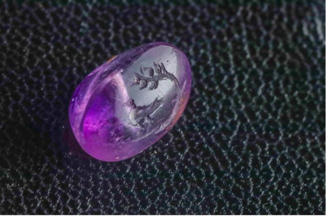 巧夺天工！2000年前紫水晶：浮现“神祕雕刻”