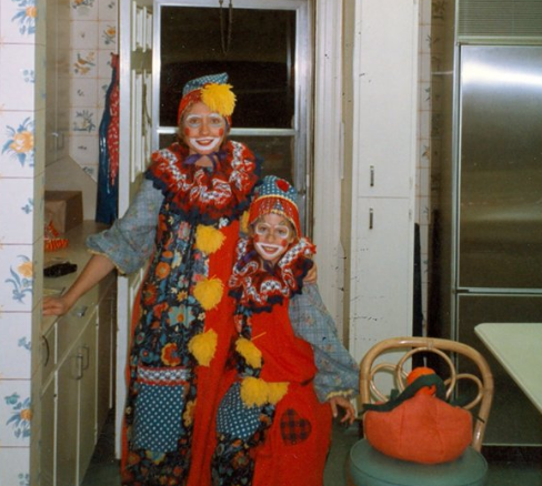 万圣节前满74岁 希拉里的小丑装造型首度曝光