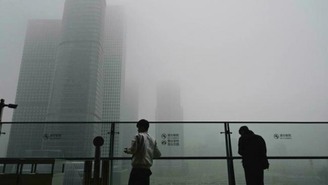 北京能见度不到200米 大半个中国雾霾笼罩