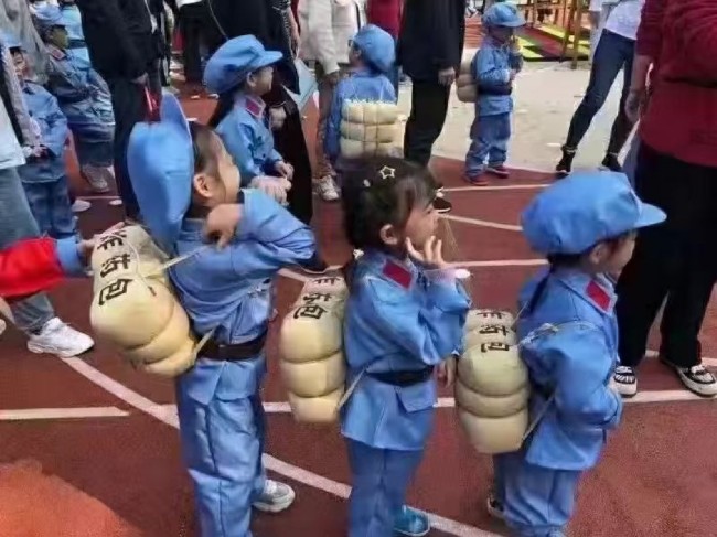 红军军装+背“炸药包” 中国有小学做如此游戏？