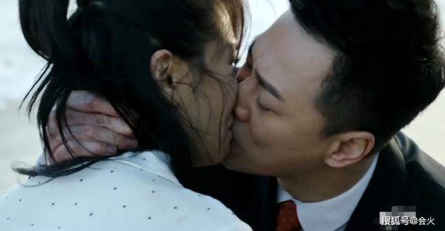 刘涛林峯跪在海边含泪激烈拥吻 43岁演少女被嘲