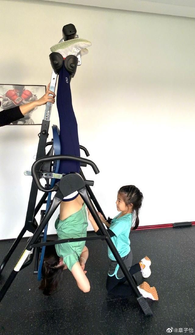 章子怡与女儿做亲子瑜伽 姿势有模有样