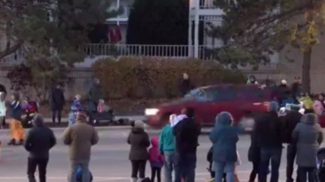 突发悲剧：威州汽车猛冲进游行队伍 撞人并开枪
