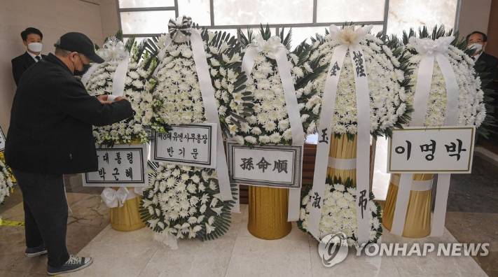 全斗焕灵堂出现写有“前总统朴槿惠”字样的花圈（左一）