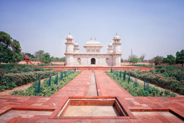 印度一寺庙荒废已久 却发现8个地下宫殿
