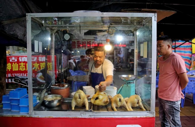 在广东，一只地道的白切鸡有多美味？