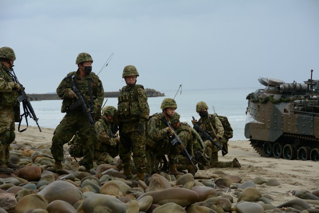 日本自衛隊於11月19日（星期五）到30日（星期二）展開2021年度自衛隊綜合演習中的主要訓練「兩棲作戰」。   圖：翻攝自日本防衛省統合幕僚監部官方推特