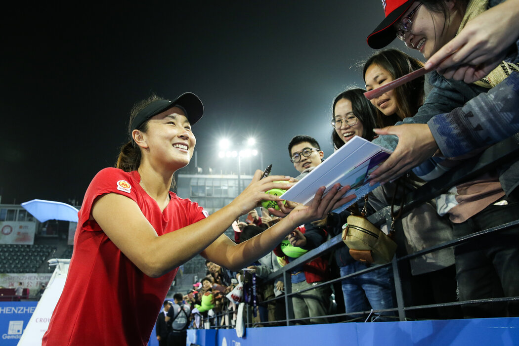 2019年WTA深圳公开赛上，彭帅赢得一场比赛后向粉丝们打招呼。