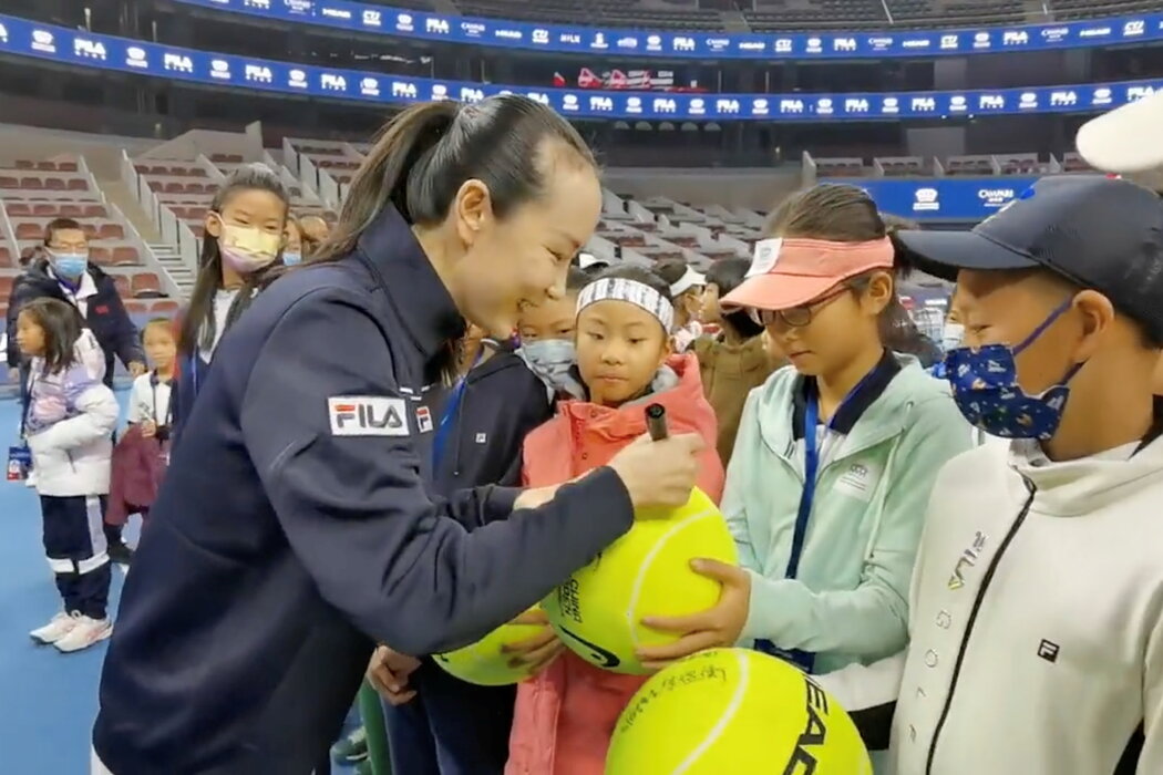 中国官方媒体发布了彭帅在上个月的一个青少年网球锦标赛上，笑容满面地与球迷见面的照片。