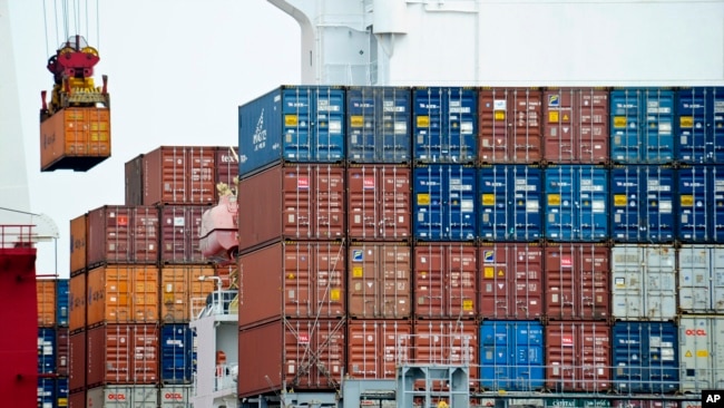天津港码头一个集装箱正在被装到货轮上。（资料照片）