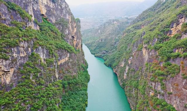 贵州一景区峡谷深切千米 被称为“地球裂缝”