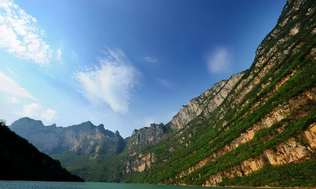 贵州一景区峡谷深切千米 被称为“地球裂缝”