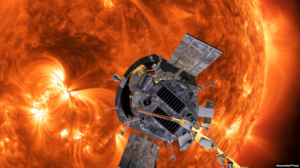 资料图片：美国国家航空航天局提供的美术图表现“帕克”太阳探测器向太阳驶近。