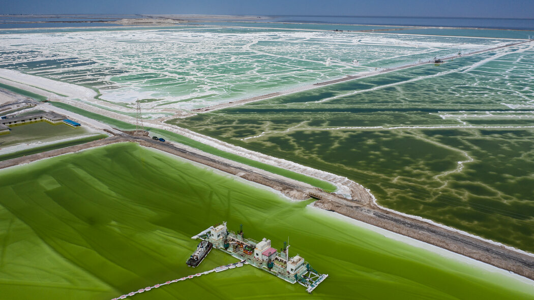 中国青海省格尔木市的察尔汗盐湖，这里的卤水经过处理可以提取锂和其他矿物。